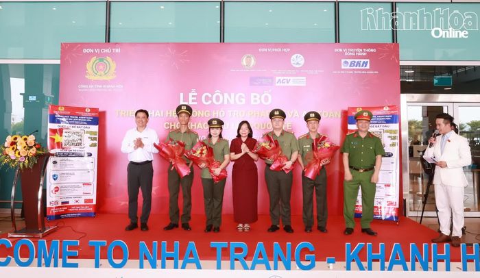 Lãnh đạo Công an tỉnh, Sở Văn hoá, Thể thao và Du lịch, Báo và Phát thanh Truyền hình Khánh Hòa tặng hoa chúc mừng nhóm tác giả nghiên cứu, xây dựng hệ thống.