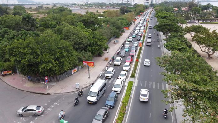Xe ô tô di chuyển chậm trên đường Trần Phú.