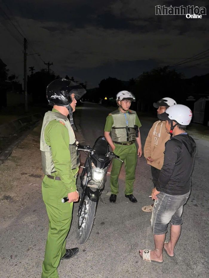 Lực lượng Công an xã Công Hải tăng cường tuần tra ban đêm, bảo đảm an ninh, trật tự trên địa bàn..