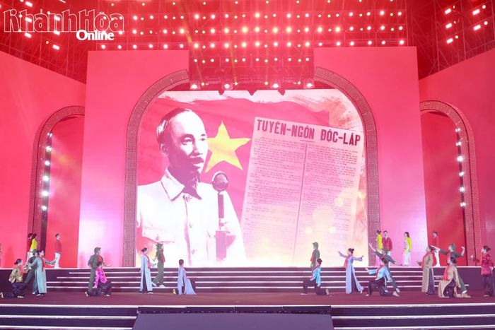 Hình ảnh Chủ tịch Hồ Chí Minh đọc Tuyên ngôn Độc lập trong đại cảnh "Mùa thu lịch sử - Khúc hát non sông".