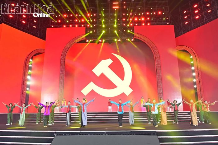 Hình ảnh ngày khởi nghĩa giành chính quyền được tái hiện qua ca khúc "Mười chín tháng Tám".