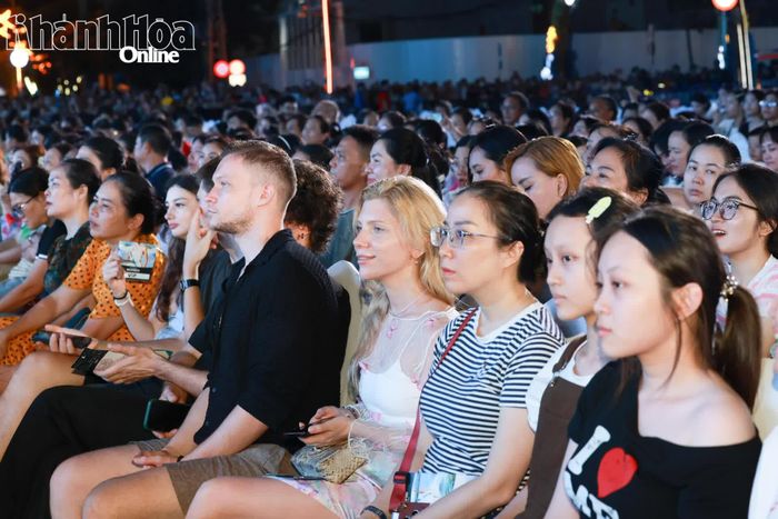 Người dân và du khách quốc tế đến theo dõi chương trình.