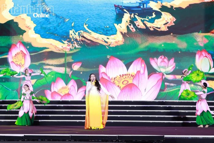 Ca sĩ Hoài Thương biểu diễn ca khúc "Đêm nghe hát đò đưa nhớ Bác".