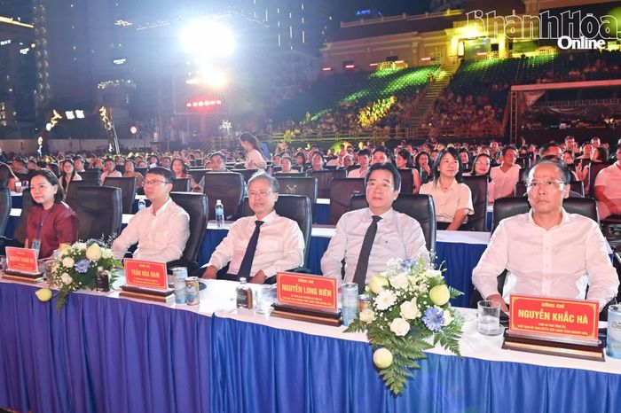 Các đồng chí lãnh đạo tỉnh Khánh Hòa dự chương trình.