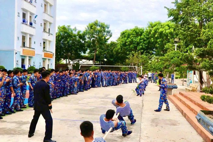 Sôi nổi thi kéo co.
