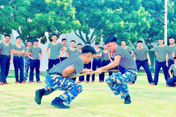 Học viên thi đẩy gậy.