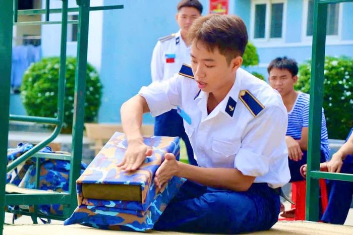 Thi gấp nội vụ.