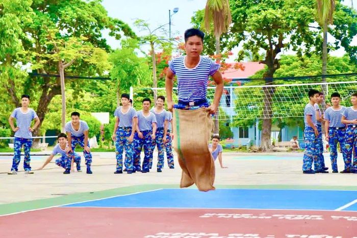 Học viên tham gia thi nhảy bao bố.