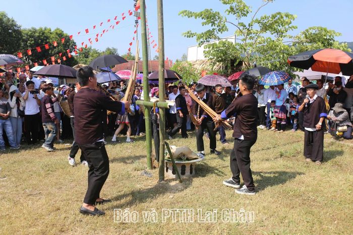 Thầy mo thức hiện nghi lễ cúng thần linh trước cây nêu.