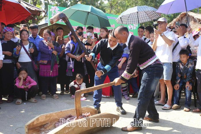 Người dân và du khách trải nghiệm giã bánh giầy.