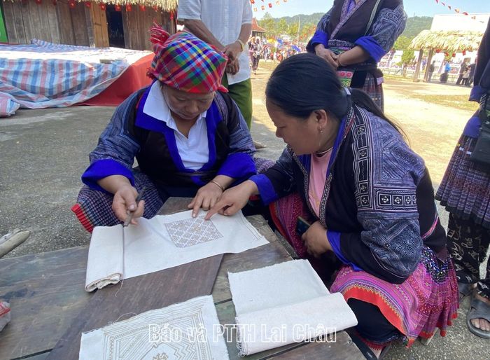 ... vẽ sáp ong trên vải.