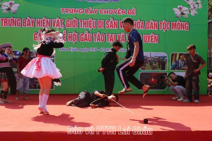 ... nhảy dây pao.