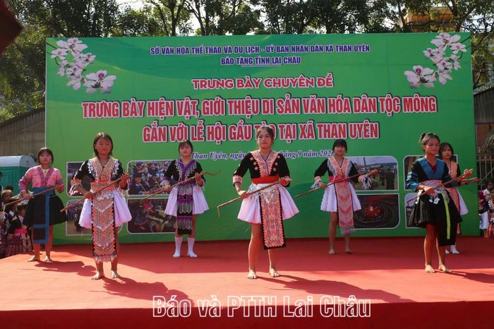 Các tiết mục văn nghệ tại buổi trưng bày.