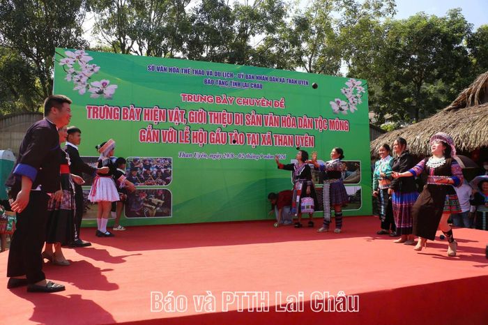... chơi ném pao.