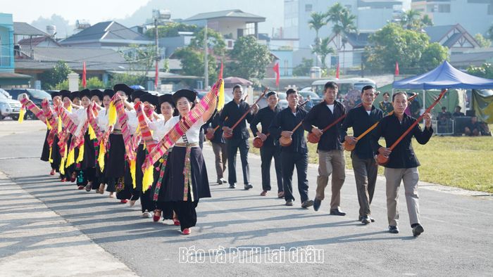 Nhân dân diễu hành tiến vào vị trí tham dự Lễ Thượng cờ.