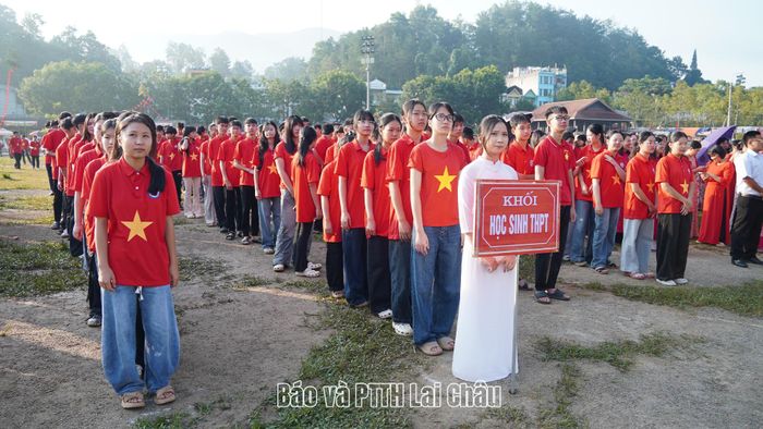 Đông đảo người dân, cán bộ chiến sĩ tham gia Lễ Thượng cờ.