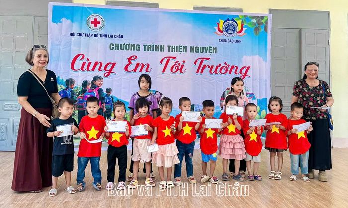 Đơn vị từ thiện trao quà cho học sinh trước thềm năm học mới.