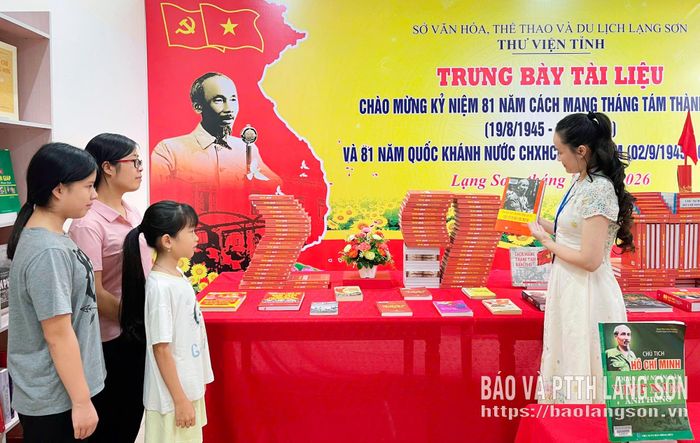 Cán bộ Thư viện tỉnh giới thiệu sách tại gian trưng bày tài liệu và xếp sách nghệ thuật kỷ niệm 81 năm Cách mạng tháng Tám (19/8/1945 - 19/8/2026) và Quốc khánh 2/9