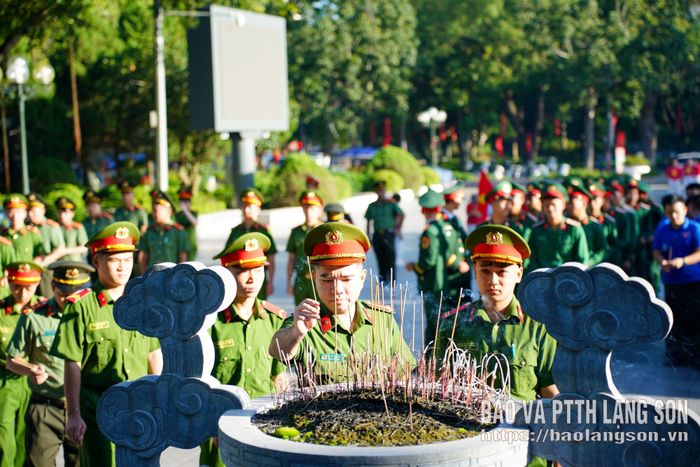 ĐVTN lực lượng vũ trang tỉnh dâng hương tại tượng đài đồng chí Hoàng Văn Thụ