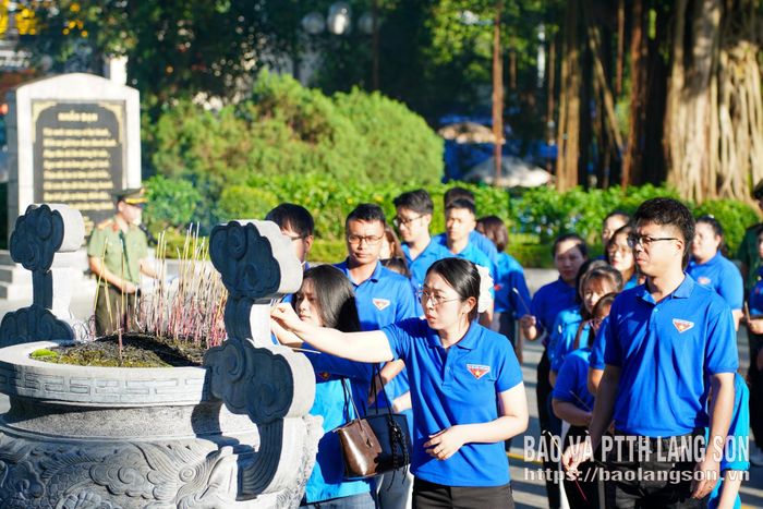 ĐVTN dâng hương tại tượng đài đồng chí Hoàng Văn Thụ
