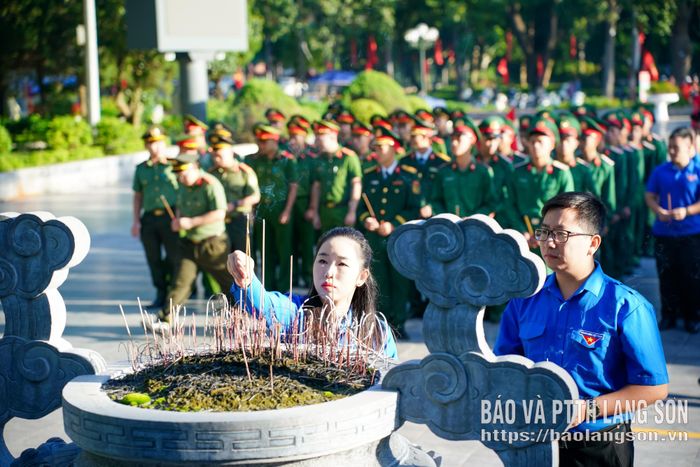 Lãnh đạo Tỉnh đoàn dâng hương tại tượng đài đồng chí Hoàng Văn Thụ