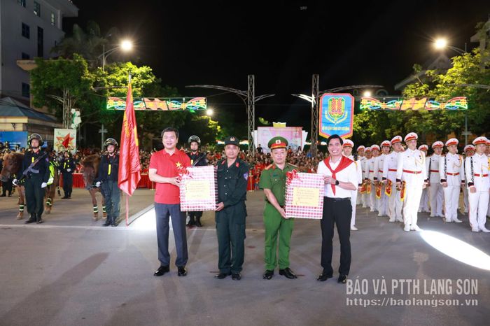 Các đồng chí lãnh đạo tỉnh tặng quà đại diện Đoàn Quân nhạc và Đoàn CSCĐ Kỵ binh biểu diễn tại chương trình