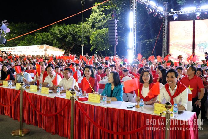 Lãnh đạo tỉnh và các đại biểu tham dự chương trình