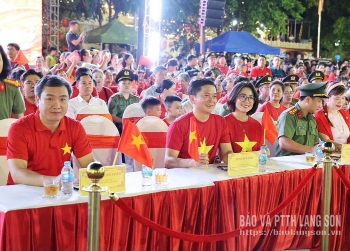 Lãnh đạo tỉnh và các đại biểu tham dự chương trình