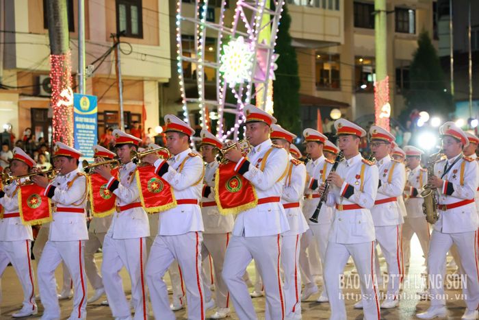 Các chiến sĩ Đoàn Quân nhạc, Bộ Tư lệnh CSCĐ (Bộ Công an) biểu diễn tại chương trình
