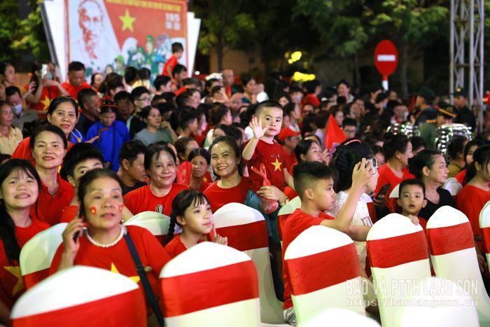 Đông đảo người dân theo dõi chương trình tại Không gian văn hóa đường Hùng Vương