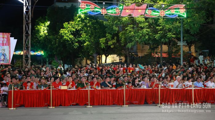 Các đại biểu và đông đảo Nhân dân tham dự chương trình