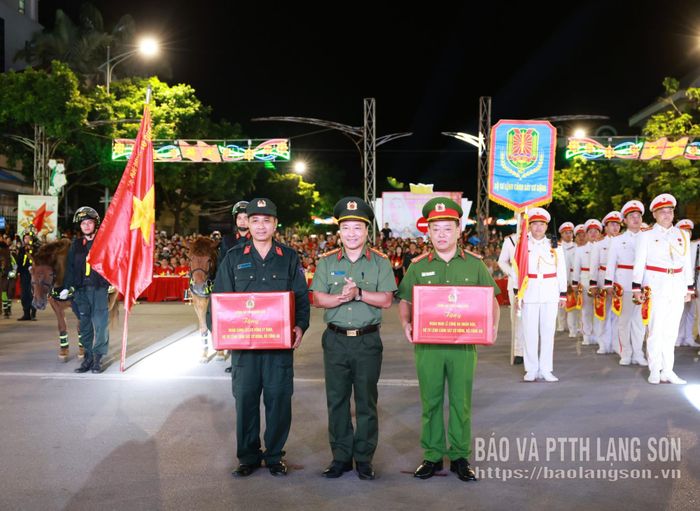Lãnh đạo Công an tỉnh Lạng Sơn tặng quà đại diện Đoàn Quân nhạc và Đoàn CSCĐ Kỵ binh biểu diễn tại chương trình