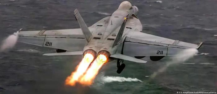 Tổng thống Mỹ Donald Trump mô tả các cuộc không kích là “quy mô lớn và mạnh mẽ”, trong khi Iran tuyên bố Mỹ sẽ phải “hối tiếc” về những cuộc tấn công mới nhất. (Ảnh: U.S. Navy/Planet Pix/ZUMA/picture alliance)
