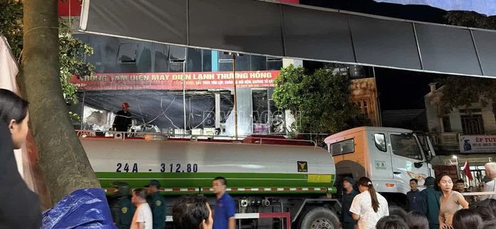 Khu vực trước hiện trường được phong tỏa, điều tiết để phục vụ các phương tiện cứu hỏa tiếp nước dập lửa.