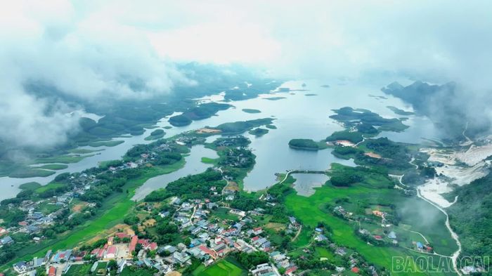Hồ Thác Bà từ trên cao.