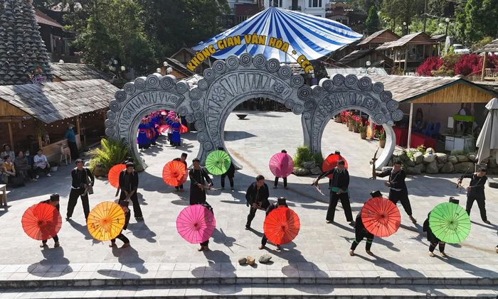 Những chiếc ô rực sắc tạo nên mảng màu ấn tượng trong không gian biểu diễn tại Sa Pa.