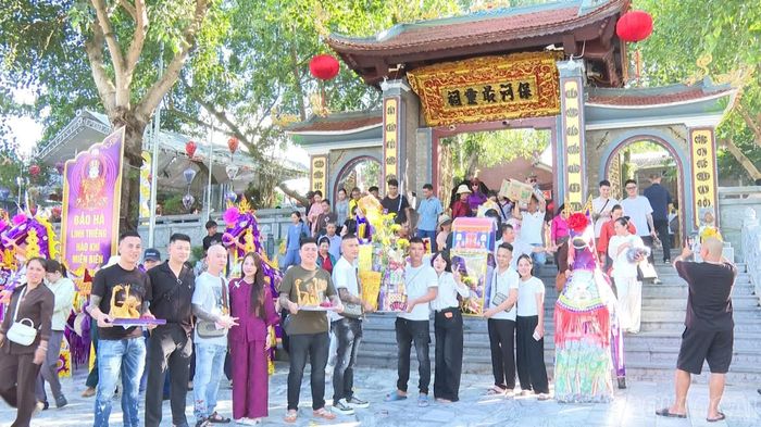 Khách về chiếm bái chụp ảnh trước cổng đền Bảo Hà tại Lễ hội Đền Bảo Hà năm 2026.