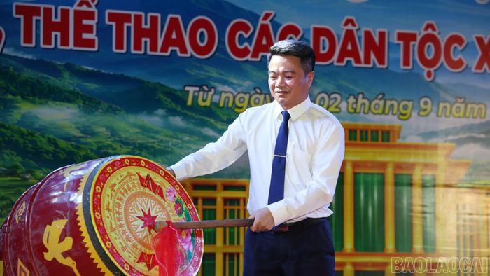 Nghi thức đánh trống khai hội.