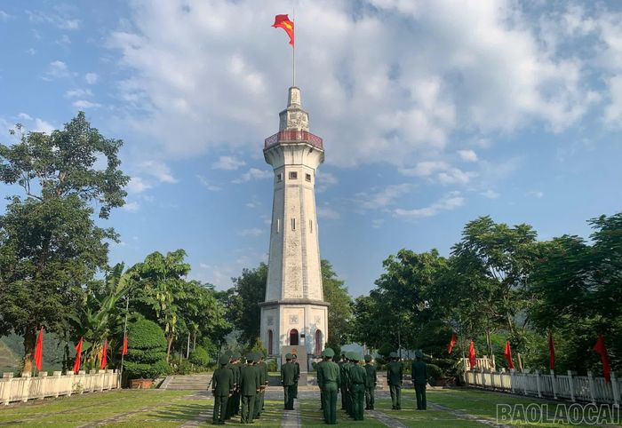 40 cán bộ, chiến sĩ Đồn Biên phòng A Mú Sung trang nghiêm thực hiện nghi lễ chào cờ tại Cột cờ Lũng Pô sáng 2/9.