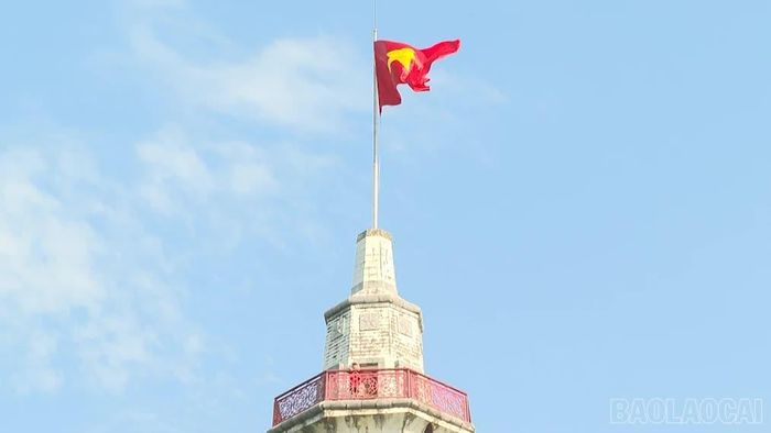 Lá cờ đỏ sao vàng tung bay trên Cột cờ Lũng Pô, khơi dậy niềm tự hào dân tộc trong ngày Quốc khánh 2/9.