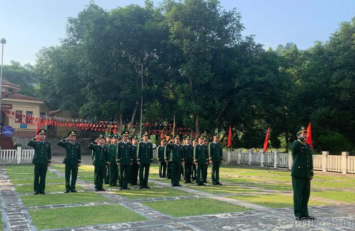 Cán bộ, chiến sĩ Đồn Biên phòng A Mú Sung tự hào thực hiện nghi lễ dưới cờ Tổ quốc, khẳng định trách nhiệm bảo vệ từng tấc đất thiêng liêng nơi biên cương.