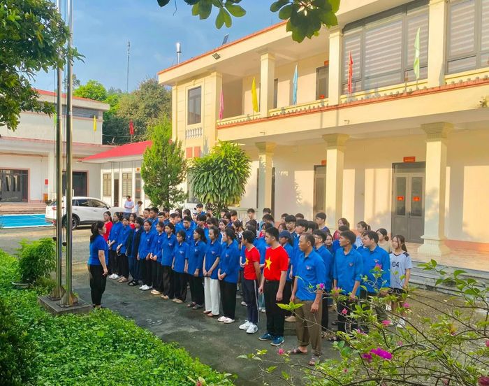 Đông đảo đoàn viên, thanh niên các xã, phường tham gia lễ chào cờ "Tôi yêu tổ quốc tôi" - Ảnh: Tỉnh đoàn Lào Cai