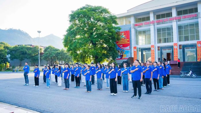 Đoàn viên, thanh niên xã Mường Khương tham gia lễ chào cờ "Tôi yêu tổ quốc tôi" - Ảnh: Tỉnh đoàn Lào Cai