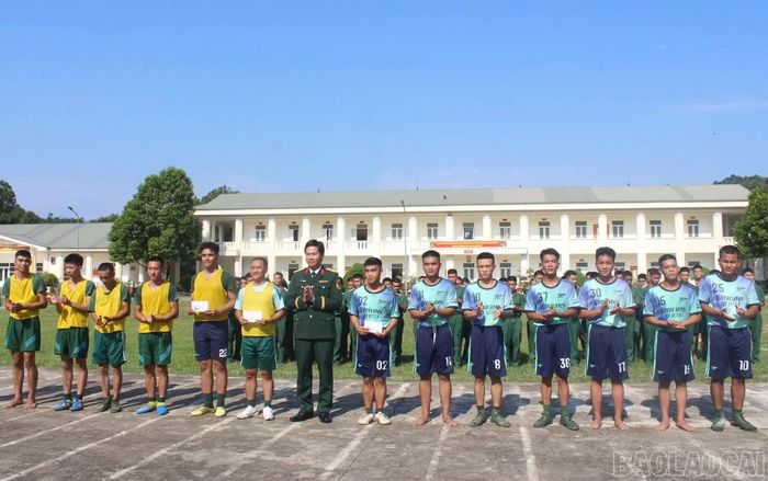 Trao giải cho các đội đạt thành tích xuất sắc trong hoạt động giao lưu thể dục, thể thao.