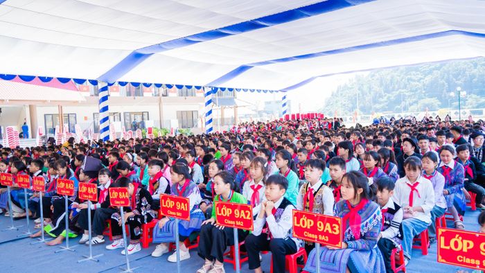 Học sinh tham gia buổi chạy thử chương trình lễ khánh thành và khai giảng năm học 2026 - 2027.