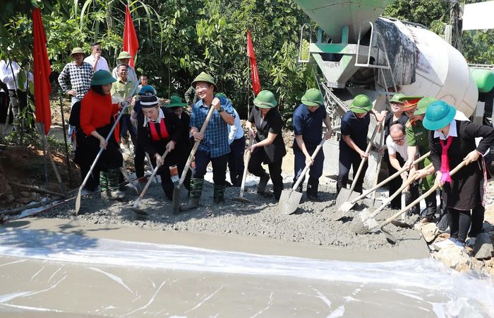 Khởi công đường giao thông nông thôn tại tổ dân phố 42, Bản Phiệt.