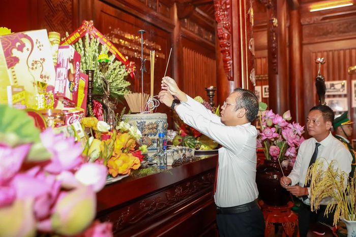 Thường trực Đảng ủy, HĐND, lãnh đạo UBND phường Lào Cai cùng đại diện các cơ quan, đơn vị và lực lượng vũ trang trên địa bàn đã dâng hoa, dâng hương tưởng niệm Chủ tịch Hồ Chí Minh tại Nhà lưu niệm Bác Hồ.