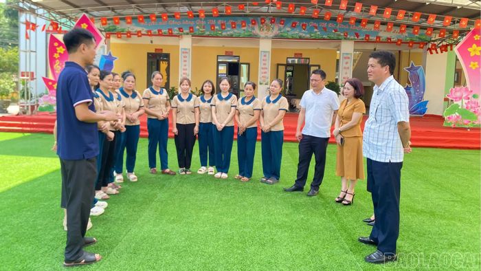Lãnh đạo xã kiểm tra công tác chuẩn bị năm học mới tại Trường Mầm non Quy Mông.