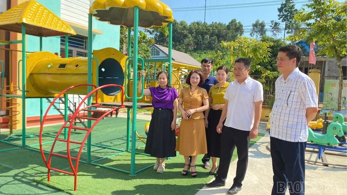 Đoàn công tác kiểm tra lớp học và khu vui chơi của Trường Mầm non Quy Mông