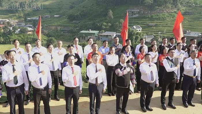 Các đồng chí lãnh đạo xã Mù Cang Chải tham gia lễ chào cờ.